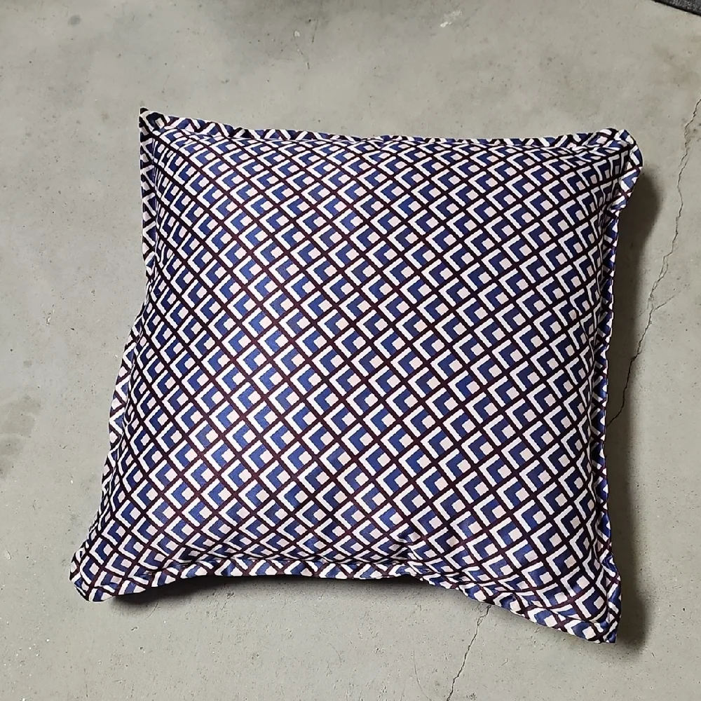 Nwt Geometric Patterned Pillow 18x18 1 Pillow